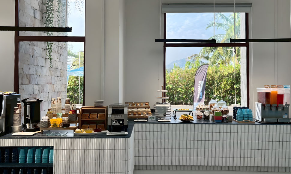 breakfast-james-bond-island-tour