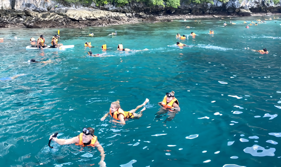 phi phi khai catamaran group snorkeling phi phi